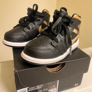 Air Jordan 1 Retro Mid Infant Toddler Shoes 7c (Black/Metallic Gold/White)